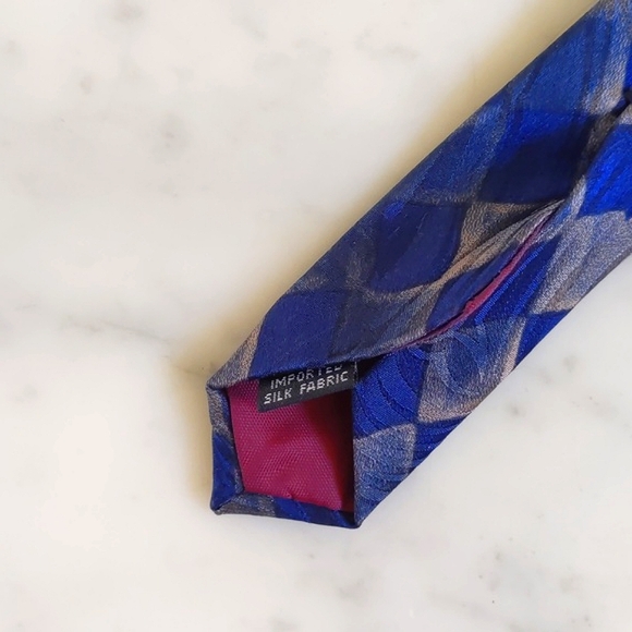NWOT. Oaktree Imported Silk Tie with Multicolor Design Patterns. - Picture 5 of 5